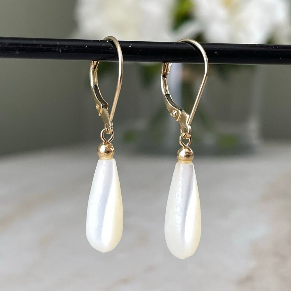 Vintage 14k Gold Mother of Pearl Teardrop Drop Earrings